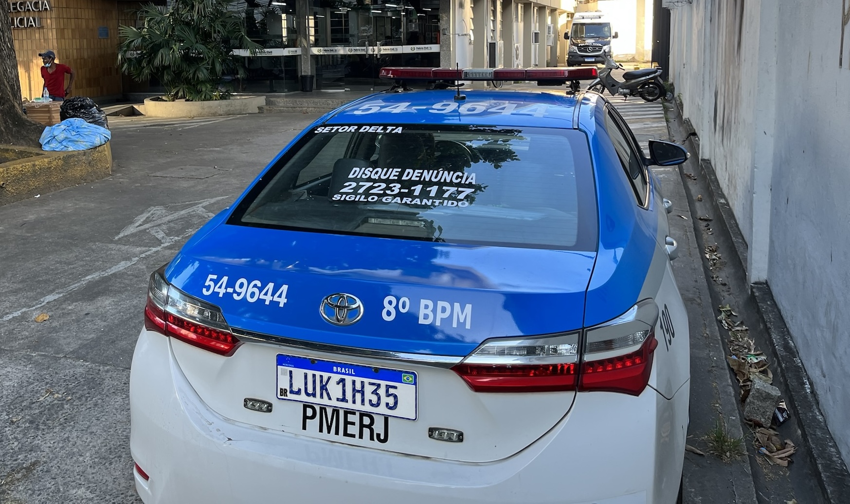 Homem é rendido por criminosos, levado até casa e tem carro e bens roubados