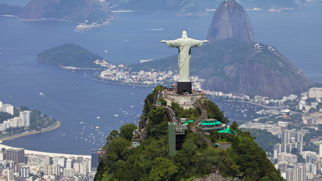 Vendaval de até 70 km/h no RJ deixa 500 turistas presos no Cristo Redentor
