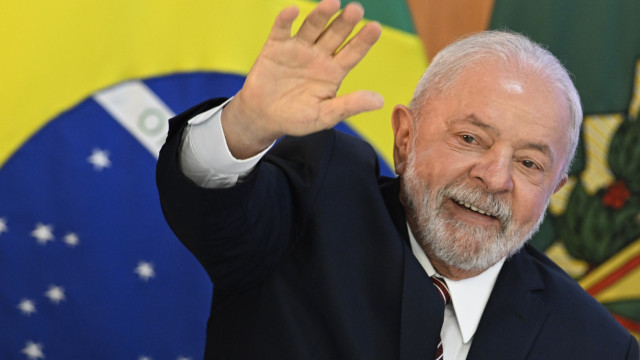Lula recebe condecoração em Luanda