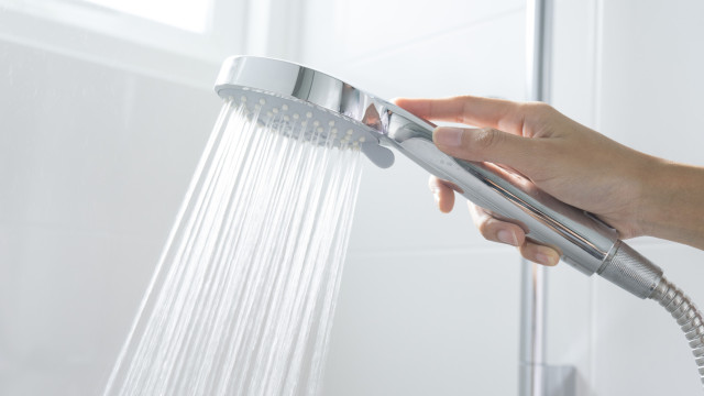 "Vida roubada": mulher fica paralisada da cintura para baixo no banho