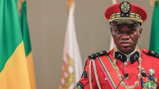 General assume Gabão após golpe e fala em 'eleições livres' sem fixar data