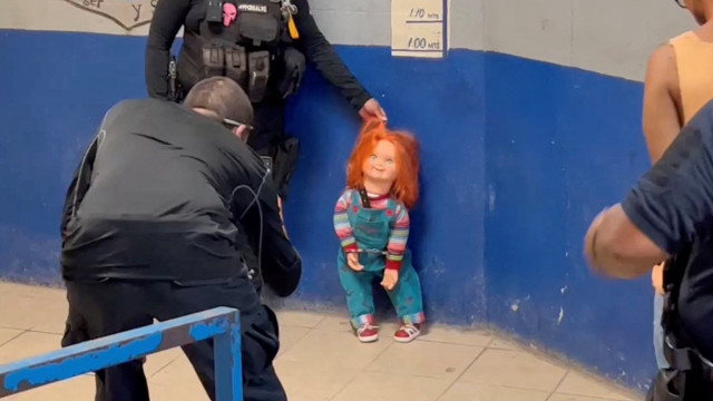 Chucky e o dono foram detidos no México; polícia decide algemar boneco