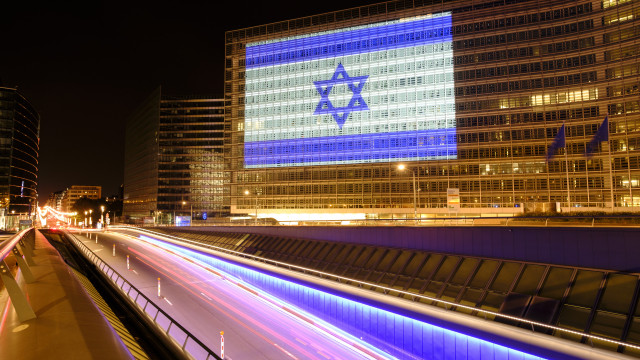 Monumentos pelo mundo se iluminam de azul e branco em apoio a Israel