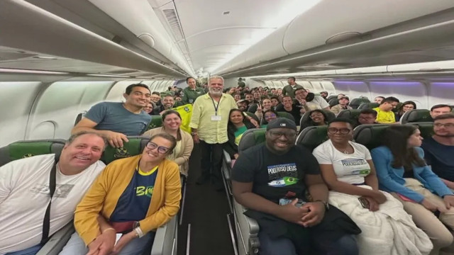 Brasileiros resgatados de Israel chegam a Brasília; vídeo mostra alívio
