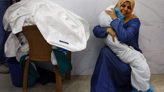 A última imagem de Saly: Tia embala sobrinha de 5 anos morta em Gaza