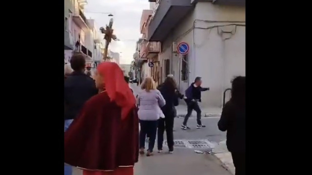 Rixa violenta entre familiares interrompe funeral na Itália; veja