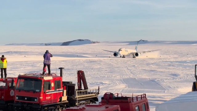 "Momento histórico": boeing 787 pousa pela primeira vez na Antártida