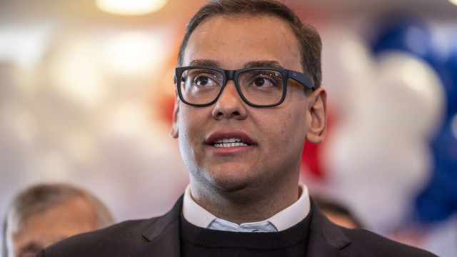George Santos vende vídeos na internet após expulsão da Câmara dos EUA