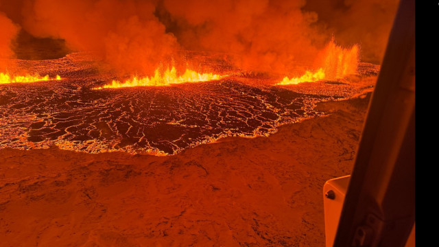 Imagens impressionantes mostram erupção de vulcão na Islândia