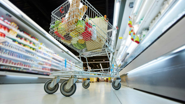 Assaltantes deixam bebê para trás após roubarem supermercado