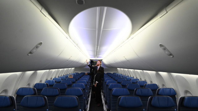 Porta que caiu de avião pode não ter sido parafusada, dizem investigadores