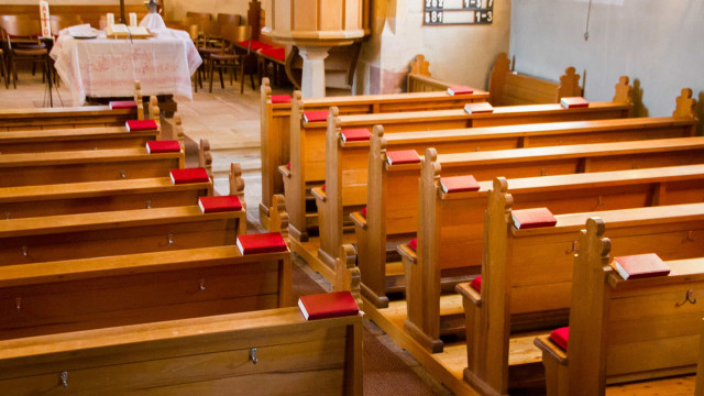 Maquiadora com queimadura na testa após unção com óleo em igreja