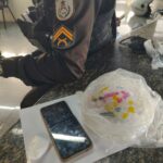Polícia apreende drogas e detém suspeitos durante operação em Campos dos Goytacazes.
