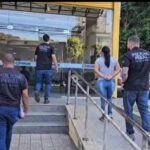 Imagens mostram a mulher sendo levada para a delegacia
