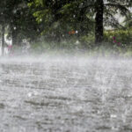 Sul do Brasil enfrentará chuvas intensas neste fim de semana, alerta Inmet. Porto Alegre se prepara para possíveis alagamentos e temporais.