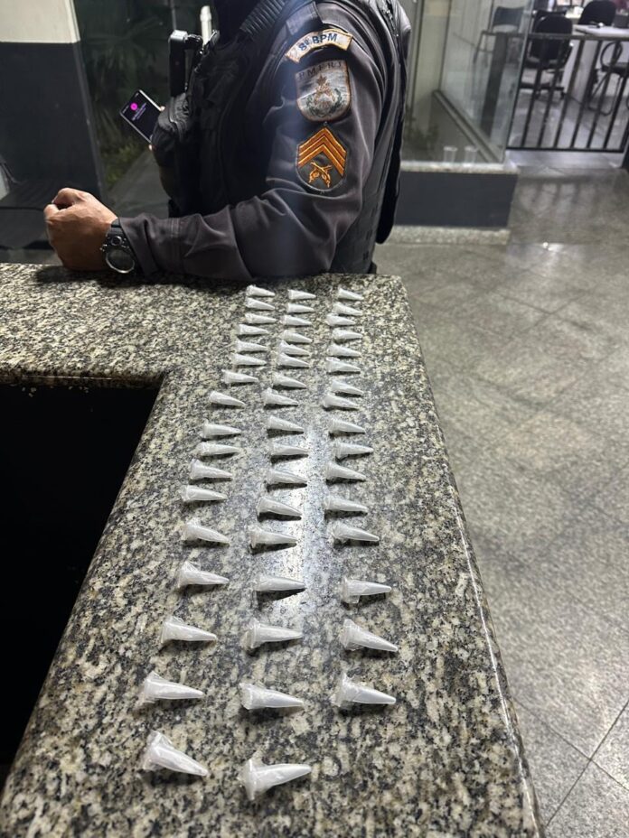 Policiais do 8º BPM apreendem 50 pinos de cocaína durante operação em Campos