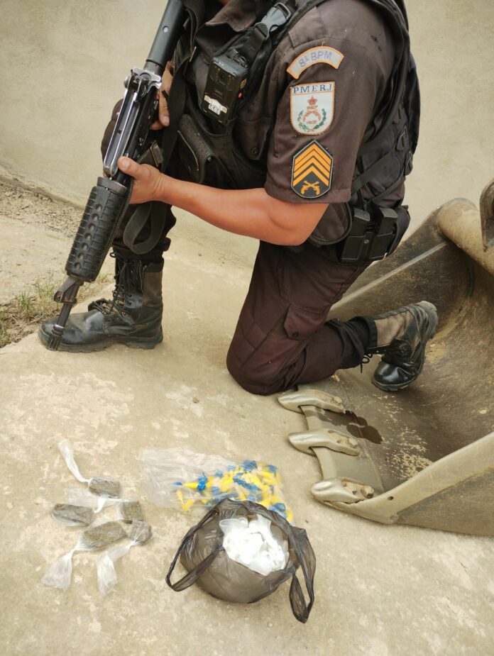 Policiais apreendem drogas em Campos