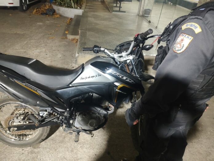 Motocicleta Honda Bros apreendida em operação policial em Campos