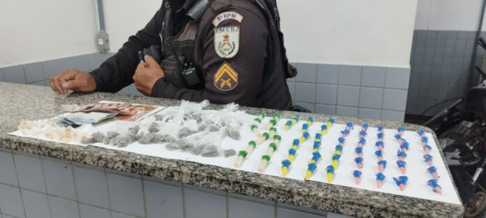 Drogas apreendidas pela polícia no bairro Calabouço, em Campos Drogas apreendidas pela polícia no bairro Calabouço, em Campos