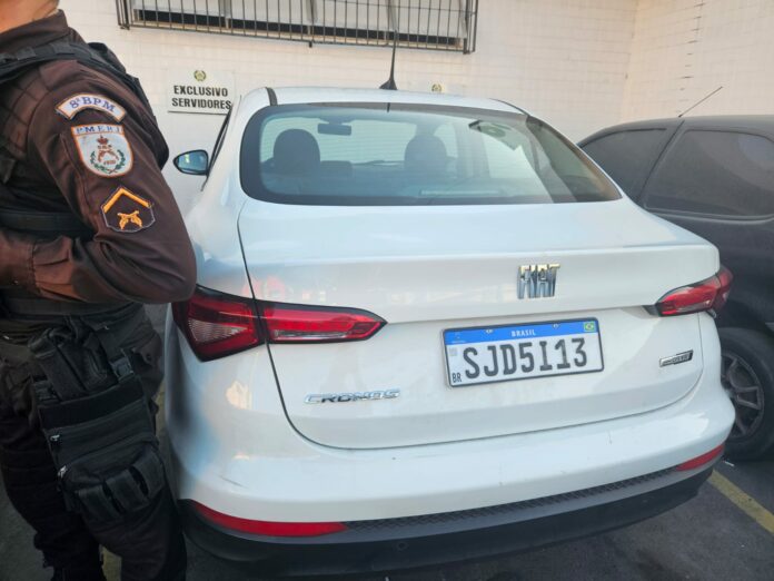 Veículo Fiat Cronos Drive 1.3 apreendido em ação policial em Campos