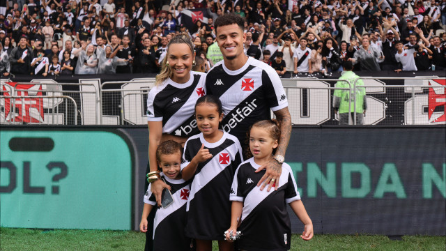 Philippe Coutinho é recebido com festa pela torcida do Vasco; veja