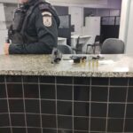 Arma e rádio comunicador apreendidos pela Polícia Militar em operação no bairro Travessão, Campos