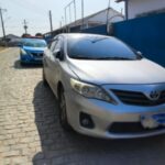 Veículo Toyota Corolla prata, recuperado pela polícia na Rua Valdemar Lobo