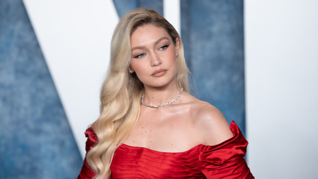 Gigi Hadid desfila com vestido feito de fita adesiva e tropeça; vídeo