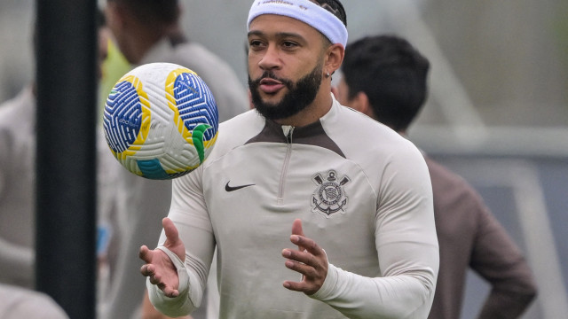 Torcedores do Corinthians cobram Memphis Depay no Instagram: 'James 2.0'