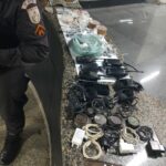 Materiais apreendidos pela Polícia Militar em casa abandonada no bairro Tocaia