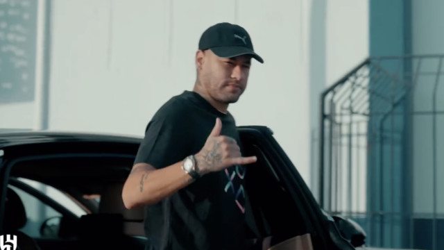 Neymar tem lesão muscular e vai ficar pelo menos um mês fora