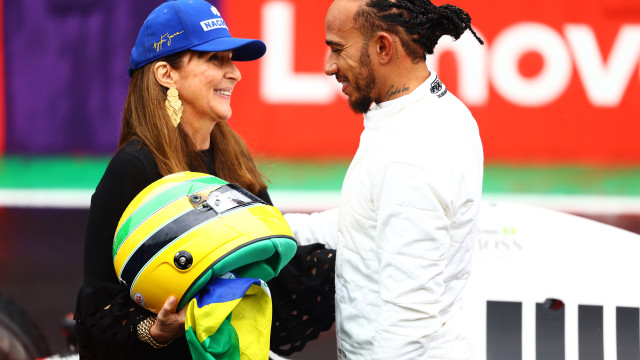 Hamilton pilota McLaren de Senna em homenagem em Interlagos antes do GP de São Paulo
