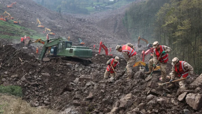 Sobe para dez número de mortos em deslizamento de terras na China