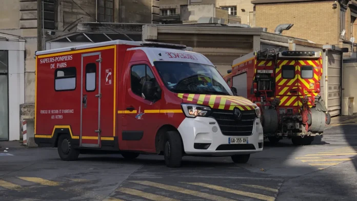 Turista americana dá à luz e joga bebê de janela de hotel em Paris
