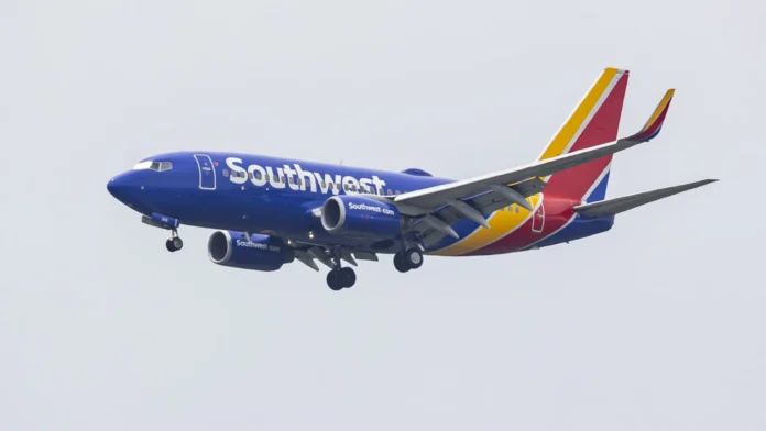 Avião arremete para não colidir com jato que atravessava pista em Chicago