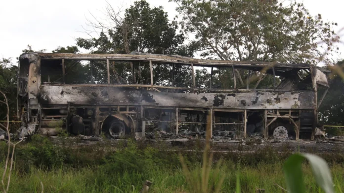 Ônibus pega fogo após acidente no México e deixa pelo menos 41 mortos
