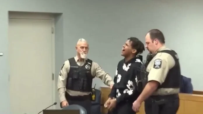 Jovem chora ao saber que será julgado como adulto por homicídio nos EUA