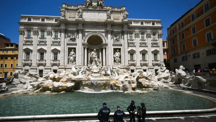 Turista embriagado mergulha na Fonte de Trevi e recebe multa em Roma