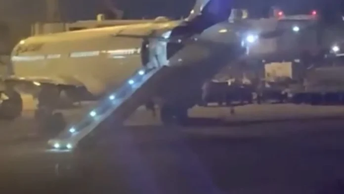 Passageiro aciona escorregador de emergência e atrasa voo em SP