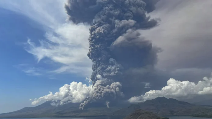 Erupção de vulcão na Indonésia cancela voos e gera alerta máximo