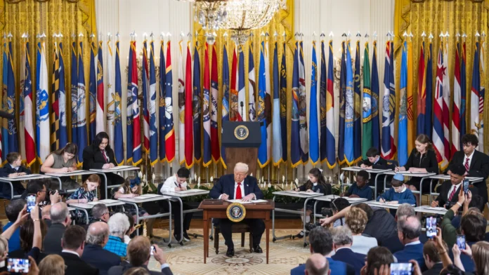 Trump assina ordem executiva para extinção do Departamento de Educação