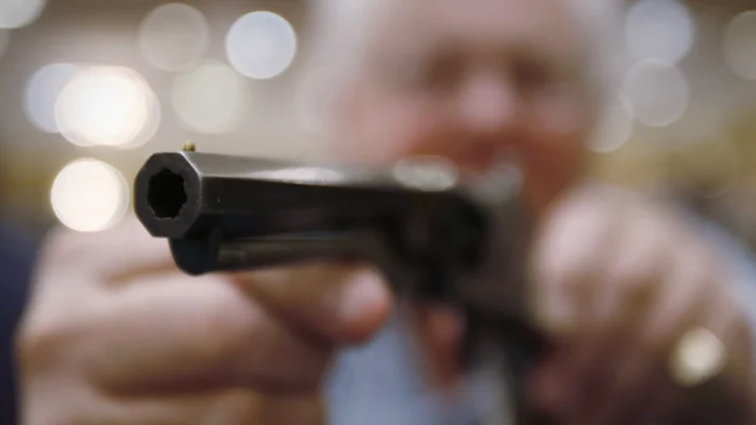 Criança de três anos dispara contra a cabeça da irmã de 1 ano nos EUA