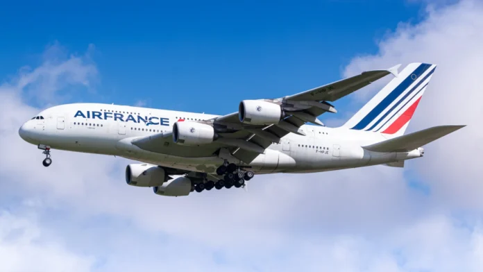 Avião da Air France volta a Paris após passageiro perder o celular