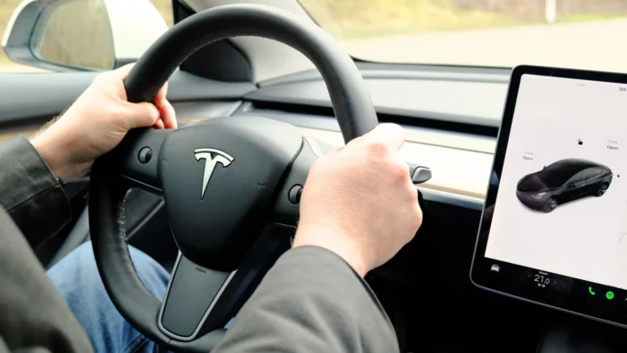 Em fuga de blitz, motorista de Tesla fura sinal vermelho e morre