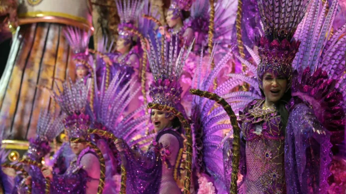 Vai-Vai fecha carnaval de São Paulo com 'passeio' por obra e vida de Zé Celso