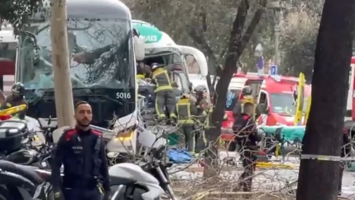Acidente entre dois ônibus em Barcelona deixa mais de 30 feridos