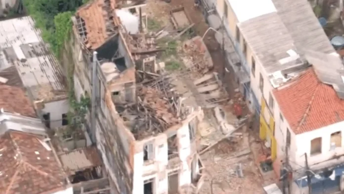 Casarão desaba no centro do Rio de Janeiro