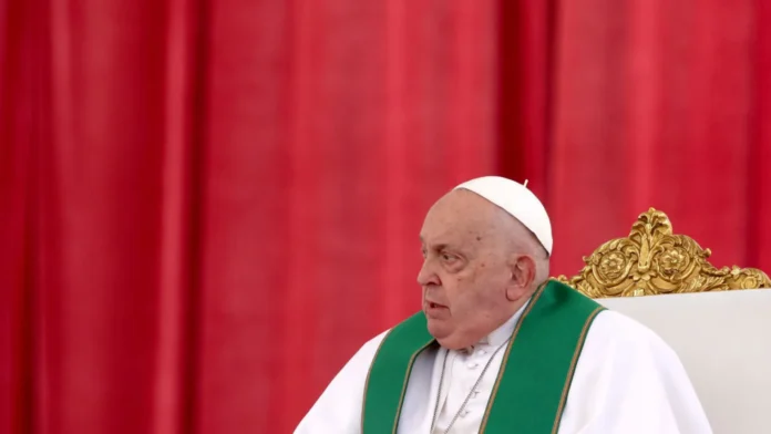 Recuperação de papa Francisco foi 'como um milagre', diz médico