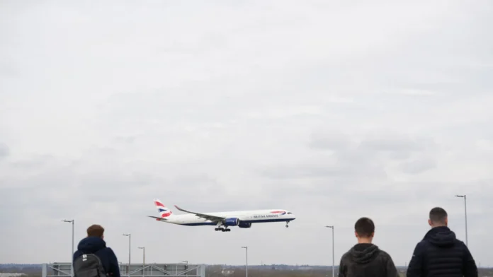 Aeroporto de Londres volta a operar completamente após um dia