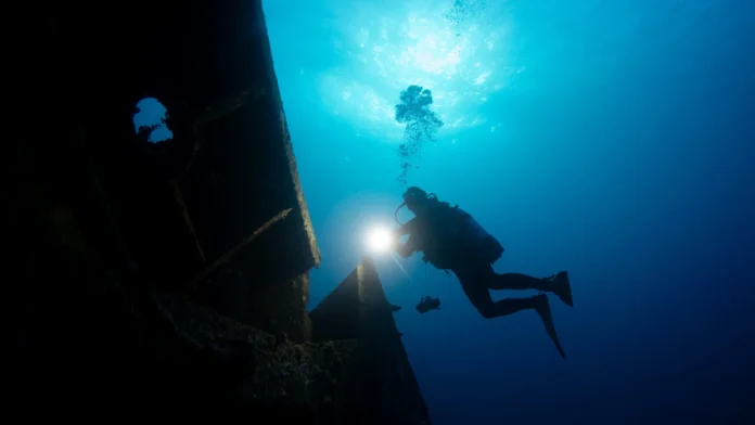 Submarino turístico afunda no Mar Vermelho e deixa seis mortos e feridos